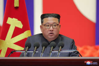 This picture taken on August 10, 2022 and released from North Korea's official Korean Central News Agency (KCNA) on August 11, 2022 shows North Korean leader Kim Jong Un speaking during the  National Meeting of Reviewing Emergency Anti-Epidemic Work in Pyongyang. (Photo by various sources / AFP) / South Korea OUT / ---EDITORS NOTE--- RESTRICTED TO EDITORIAL USE - MANDATORY CREDIT 