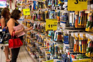 People buy school supplies on August 18, 2016  at a supermarket in Englos, northen France, ahead of the start of the new school year. - The average back-to-school costs will remain stable this year, at 190,24 euros for a child entering the first year of secondary school, revealed the Familles de France on August 17, 2016. (Photo by PHILIPPE HUGUEN / AFP)