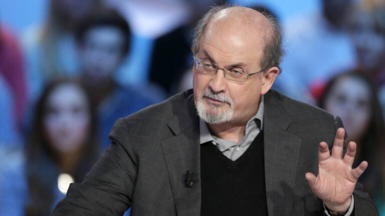 L’auteur britannique des « Versets sataniques », Salman Rushdie, sur le plateau de Canal+ en 2012.
