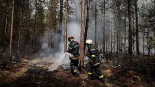 Des pompiers luttent contre un incendie à Belin-Biet dans le su de la France le 13 août 2022 (photo d’illustration)
