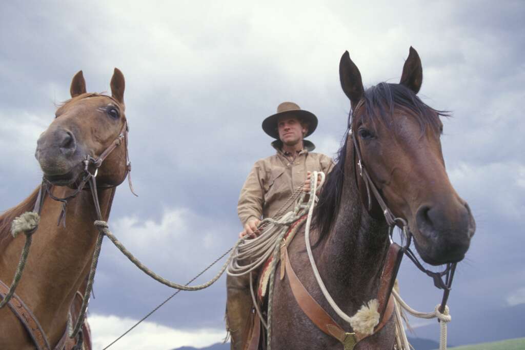 9 août- Mort de Nicholas Evans, auteur de « L’homme qui murmurait à l’oreille des chevaux » (Photo prise sur le tournage de « L’homme qui murmurait à l’oreille des chevaux » à Livingston en août 1997. Ici, le dresseur de chevaux Buck Brannaman et ses chevaux). 
 (Photo by John Kelly/Getty Images)