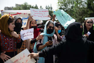 Un an après la prise de Kaboul par les talibans, le sort des femmes et des filles dans le pays inquiète les instances internationales, alors que les militants rigoristes n’ont pas tenu leur promesse de progressisme (photo prise le 13 août à l’occasion d’une manifestation de femmes réprimée à Kaboul).
