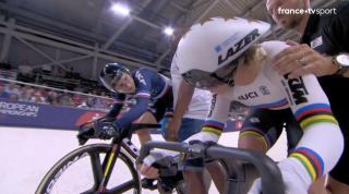 Opposée à l’Allemande Emma Hinze en finale de l’épreuve de vitesse par équipe des championnats d’Europe de cyclisme, la Française Mathilde Gros a livré un duel mémorable, et ce avant même le départ de la première manche.
