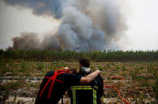 Deux pompiers photographiés en Gironde le 11 août (illustration). 