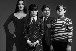 La famille Addams présente dans la série « Mercredi » de Tim Burton se dévoile.