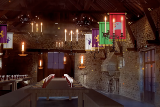 La salle du banquet a été inspirée de la grande salle de réception où se retrouvent les apprentis sorciers dans la saga « Harry Potter ».