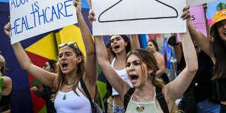 En Floride, une jeune femme de 16 ans a été jugée « pas assez mature » pour pouvoir avorter (Image d’illustration : lors d’une manifestation contre l’interdiction de l’avortement à Miami le 24 juin).