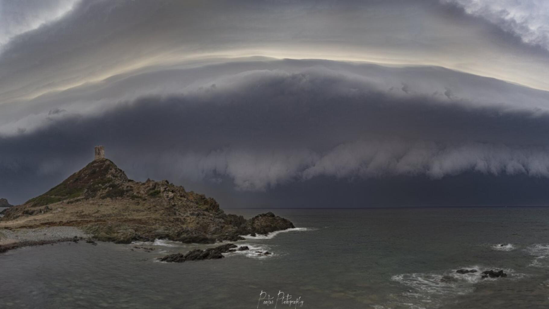 « L’impression d’être dans un cyclone » : l’histoire derrière cette photo de l’arrivée de l’orage en Corse