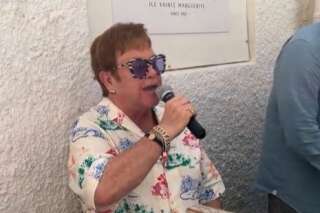 Dans un restaurant à Cannes, Elton John chante déjà son nouveau single en collaboration avec Britney Spears