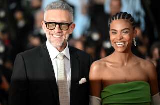 L’acteur Vincent Cassel et sa compagne, le mannequin Tina Kunakey sourient à leur arrivée à la projection du film « Crimes du futur » lors de la 75e édition du Festival de Cannes, le 23 mai 2022.