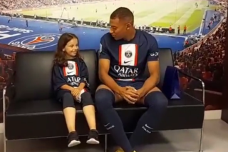Camille, 8 ans et fan de Kylian Mbappé, a rencontré son idole après son périple à vélo