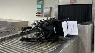Audrey a retrouvé son fauteuil roulant plié et endommagé sur le tapis roulant de l’aéroport d’Orly.