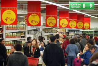 Des clients font leurs achats, en janvier 2002, dans un supermarché à La Défense  (illustration)