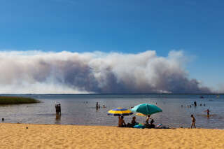 Since July 12, there has been a violent forest fire in Gironde near the Dune du Pilat in the forest of Teste-de-buch.
From the beach of the lake of Sanguinet, we can see the smoke cloud of the fire (Photo by Jerome Gilles/NurPhoto via Getty Images)