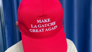 Para su escuela de verano, el Partido Socialista se atrevió a usar una gorra al estilo Trump.