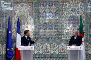 French President Emmanuel Macron (L) and Algeria's President Abdelmadjid Tebboune (R) attend a joint press conference at the presidential palace in Algiers on August 25, 2022. - The French president starts a three-day visit to Algeria on August 25, to help mend ties with the former French colony, which this year marks its 60th anniversary of independence. (Photo by Ludovic MARIN / AFP)