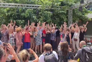 Des élues EELV dansent en soutien à la Première ministre finlandaise
