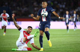 Paris Saint-Germain's French forward Kylian Mbappe (R) is challenged by Monaco's Chilean defender Guillermo Maripan during the French L1 football match between Paris-Saint Germain (PSG) and AS Monaco at The Parc des Princes Stadium in Paris on August 28, 2022. (Photo by FRANCK FIFE / AFP)