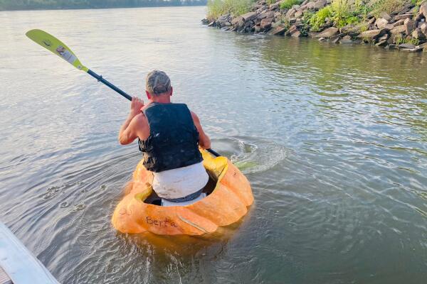 L'Américain Duane Hansen à bord de son potiron de 384 kg sur la rivière Missouri le 27 août.
