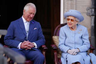 En raison d’un état de santé déclinant, la reine Elizabeth II va rompre avec une vieille tradition et accueillir le nouveau Premier ministre du Royaume-Uni dans sa résidence écossaise plutôt qu’à Buckingham Palace (photo prise le 30 juin en Écosse et montrant la reine en compagnie de son fils, le prince Charles).