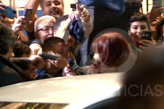 This screen grab obtained from a handout video released by TV Publica shows a man pointing a gun at Argentine Vice-President Cristina Fernandez de Kirchner as she arrives to her residence in Buenos Aires on September 1, 2022. - A man was arrested Thursday in Argentina for pointing a gun at Vice-President Cristina Kirchner as she arrived at her home, said Security Minister Aníbal Fernández. (Photo by Handout / TV PUBLICA / AFP) / - Argentina OUT / RESTRICTED TO EDITORIAL USE - MANDATORY CREDIT 