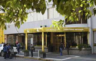 This picture released by Telam shows journalists waiting at the entrance of the Luz Medica hospital, where nine people infected with bilateral pneumonia of unknown origin have been treated, in Tucuman, Argentina, on September 1, 2022. - A third person died this week in Argentina from pneumonia of unknown origin, local health authorities said on Thursday. Nine people in northwestern Tucuman province have been infected by the mysterious respiratory illness, including eight medical staff at the same private clinic, and three have died since August 29, Tucuman health minister Luis Medina Ruiz told reporters. Authorities are conducting tests on the illness but Medina said they have ruled out COVID-19, flu and influenza types A and B. (Photo by Diego ARAOZ / TELAM / AFP) / Argentina OUT / RESTRICTED TO EDITORIAL USE - MANDATORY CREDIT 