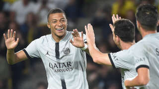 Paris Saint-Germain's French forward Kylian Mbappe (L) celebrates with Paris Saint-Germain's Argentinian forward Lionel Messi (C) after scoring his team's first goal during the French L1 football match between FC Nantes and Paris Saint-Germain (PSG) at the Stade de la Beaujoire–Louis Fonteneau in Nantes, western France, on September 3, 2022. (Photo by Sebastien SALOM-GOMIS / AFP)