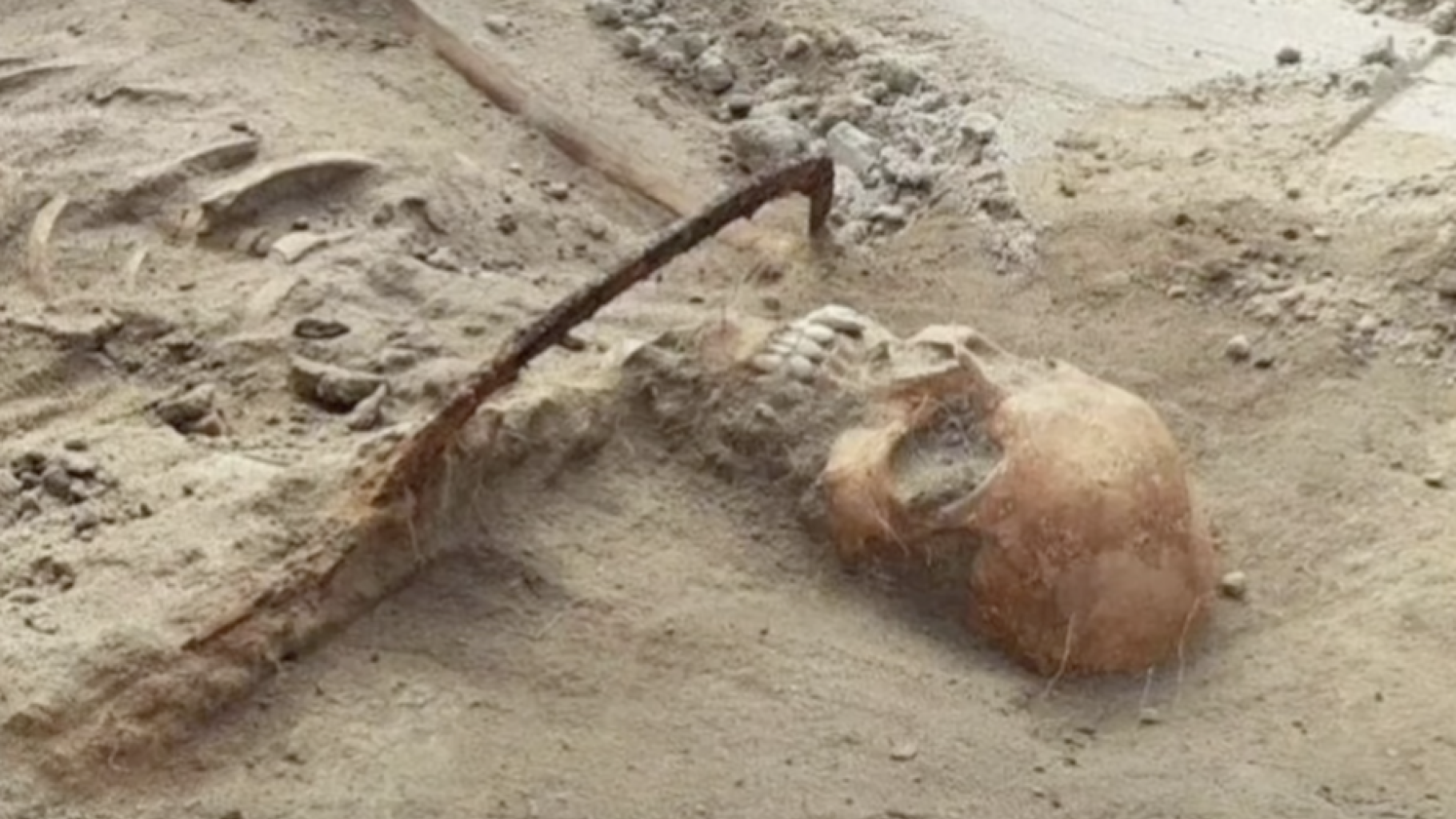Szkielet „Wampira” został odkryty z kosą w gardle, aby zapobiec jego wskrzeszeniu