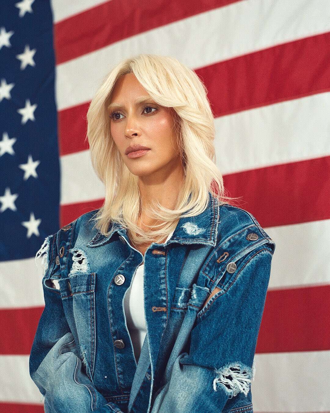 Kim Kardashian devant le drapeau américain.