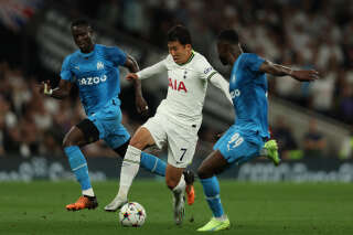 Tottenham Hotspur's South Korean striker Son Heung-Min (C) fights for the ball with Marseille's Congolese defender Chancel Mbemba (R) during the UEFA Champions League Group D football match between Tottenham and Olympique de Marseille, at the Tottenham Hotspur Stadium, in London, on September 7, 2022. (Photo by Adrian DENNIS / AFP)