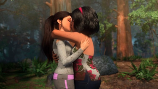 Un baiser échangé par Yaz et Sammy, deux personnages de la série Netflix « Jurassic World : La Colo du Crétacé ».