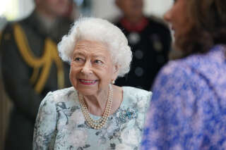 La reine Elizabeth II lors d’une visite pour inaugurer officiellement le nouveau bâtiment du Thames Hospice le 15 juillet 2022 à Maidenhead, en Angleterre.