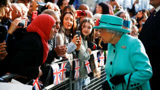 Britain's Queen Elizabeth II meets members of the public as she arrives at The Lexicon shopping centre during a visit to Bracknell, west of London on October 19, 2018. - The Bracknell Regeneration Partnership is transforming Bracknell town centre into an exciting one million square foot shopping and leisure destination, The Lexicon Bracknell. The Lexicon represents one of the biggest town centre regenerations in the UK. (Photo by HENRY NICHOLLS / POOL / AFP)
