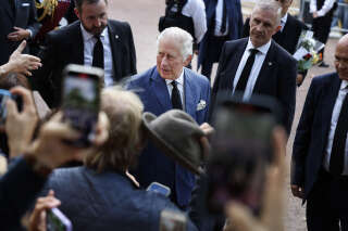 Jusqu’aux funérailles d’Elizabeth II, le lundi 19 septembre, de nombreux événements sont prévus pour permettre à la famille royale, aux officiels britanniques et à la population de faire leur deuil et de présenter leurs condoléances (photo prise à l’occasion d’un bain de foule du roi Charles III à Londres, samedi 10 septembre).