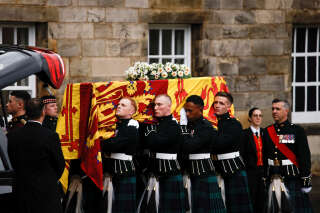 Le cercueil d’Elizabeth II est arrivé à Edimbourg où il restera jusqu’à mardi