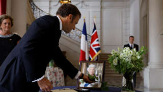 Les funérailles de la reine, un casse-tête pour Macron