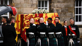Pallbearers carry the coffin of Britain's Queen Elizabeth as they hearse arrives at the Palace of Holyroodhouse in Edinburgh, Scotland, Britain, September 11, 2022. REUTERS/Alkis Konstantinidis/Pool