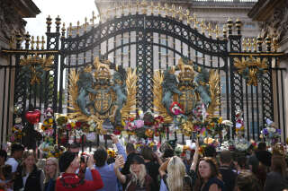 Mort de la reine Elizabeth II : trop d’ours Paddington devant Buckingham Palace