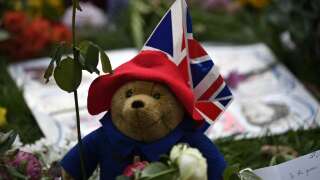 Une peluche de l’ours Paddington déposée le 11 septembre 2022 devant Buckingham Palace après la mort de la reine Elizabeth II.