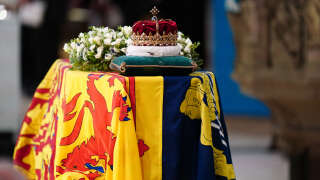 La couronne d’Écosse au sommet du cercueil de la reine Elizabeth II, à l’intérieur de la cathédrale Saint-Gilles à Édimbourg le 12 septembre 2022.