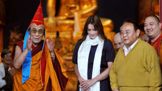 Le dalaï-lama et Sogyal Rinpoche (à droite de la photo) inaugurent le temple Lerab Ling de Roqueredonde dans l’Hérault le 22 août 2008, en compagnie de Carla Bruni-Sarkozy.