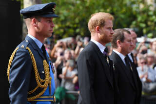 Les princes William et Harry côte à côte derrière le cercueil de la reine Elizabeth II.