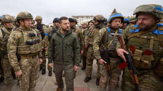 This handout picture taken and released by Ukrainian Presidential press-service on September 14, 2022 shows  Ukrainian President Volodymyr Zelensky (R) talking with servicemen during his visit to the de-occupied city of Izyum, Kharkiv region. - Zelensky on Wednesday visited the east Ukraine city of Izyum, the military said, one of the largest cities recently recaptured from Russia by Kyiv's army in a lightning counter-offensive. (Photo by Ukrainian presidential press-service / AFP) / RESTRICTED TO EDITORIAL USE - MANDATORY CREDIT 