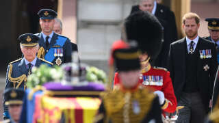 Le cercueil d’Elizabeth II, accompagné par le nouveau roi Charles III et les princes William et Harry, a quitté le palais de Buckingham pour rejoindre le palais de Westminster.