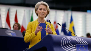 La présidente de la Commission européenne Ursula von der Leyen a proposé de plafonner les superprofits des entreprises pétrolières et gazières, ce mercredi 14 septembre.