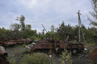 This photograph taken on September 14, 2022 shows destroyed Russian BTR armoured personnel carriers on the outskirts of Izyum, Kharkiv Region, eastern Ukraine amid the Russian invasion of Ukraine. (Photo by Juan BARRETO / AFP)