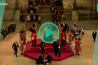 Devant le cercueil de la reine Elizabeth, un garde s’évanouit à Westminster Hall