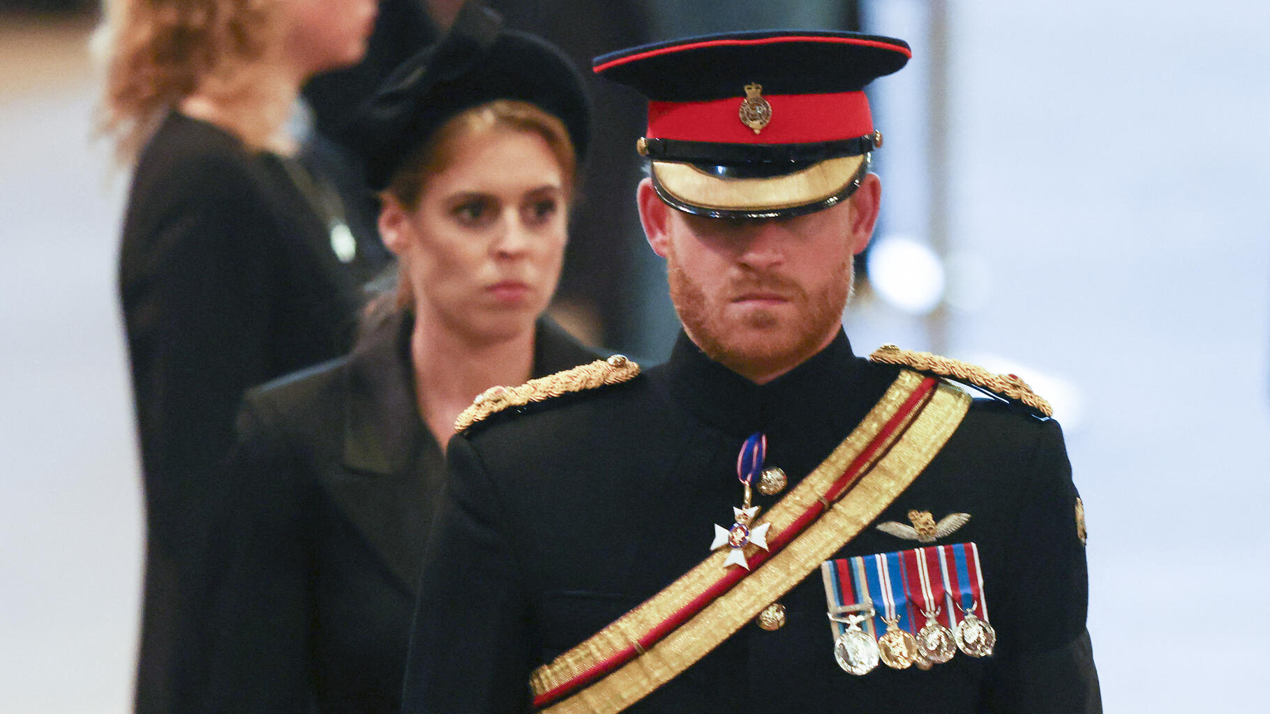 Prins Harry mocht zijn kostuum dragen voor de kist van Elizabeth II, dit is waarom