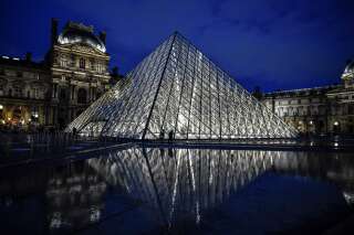 Avec l’extinction de la Pyramide du Louvre, le gouvernement en flagrant délit de contradiction