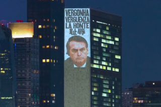 Le visage de Bolsonaro, « honte mondiale », projeté sur l’immeuble de l’Onu